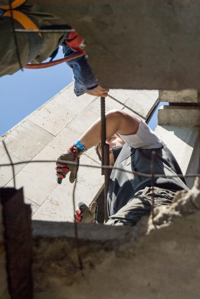 Paleta de Conexa construint una casa prop d’Agramunt, en procés de muntatge d’estructura i formigó